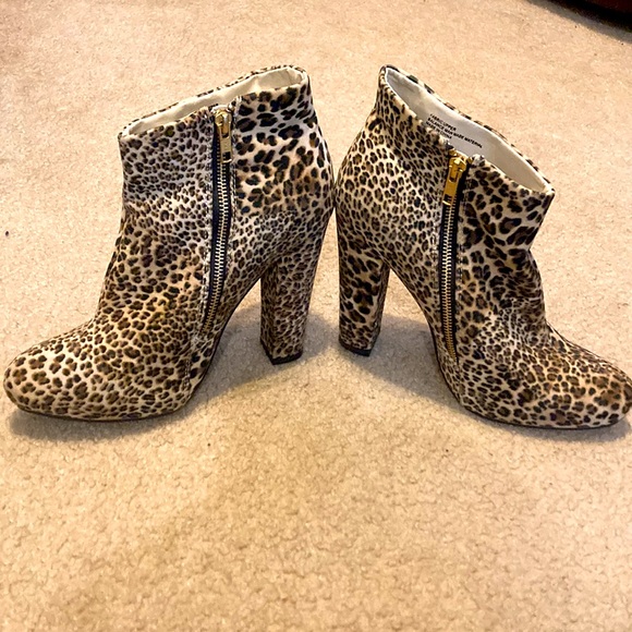 Diba Leopard Print Booties - Picture 6 of 10